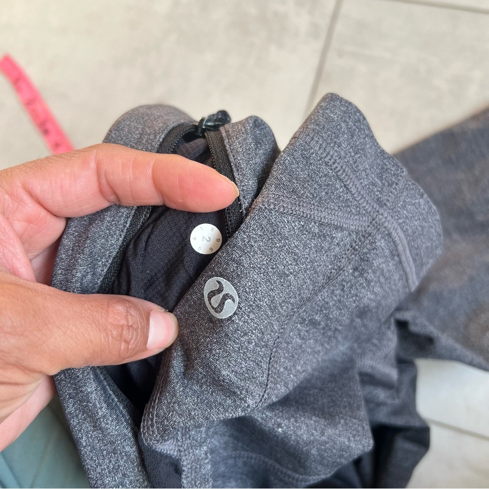 Lululemon Athletica Charcoal and Black Mesh Leggings size 2 - Picture 7 of 7